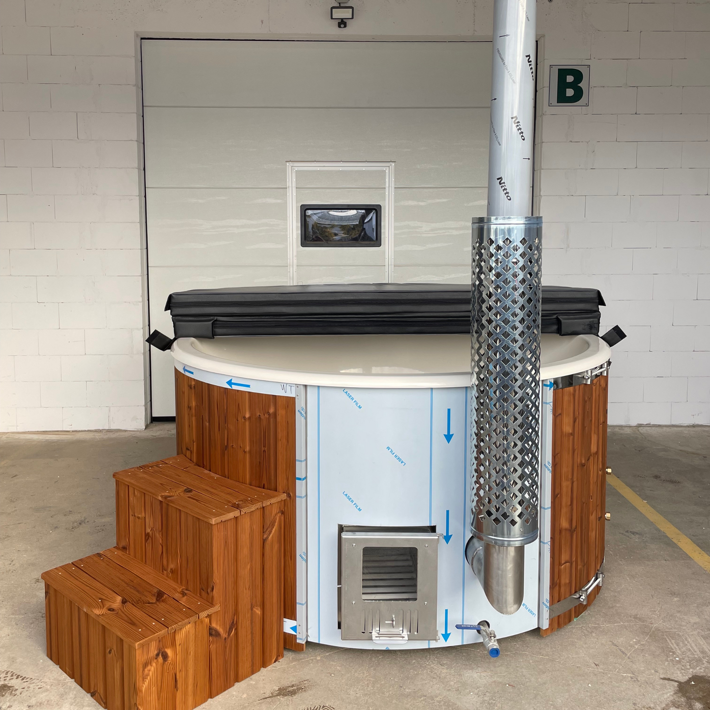 Hottub tot 8 personen met interne houtkachel met filter en overzetbak- 225cm