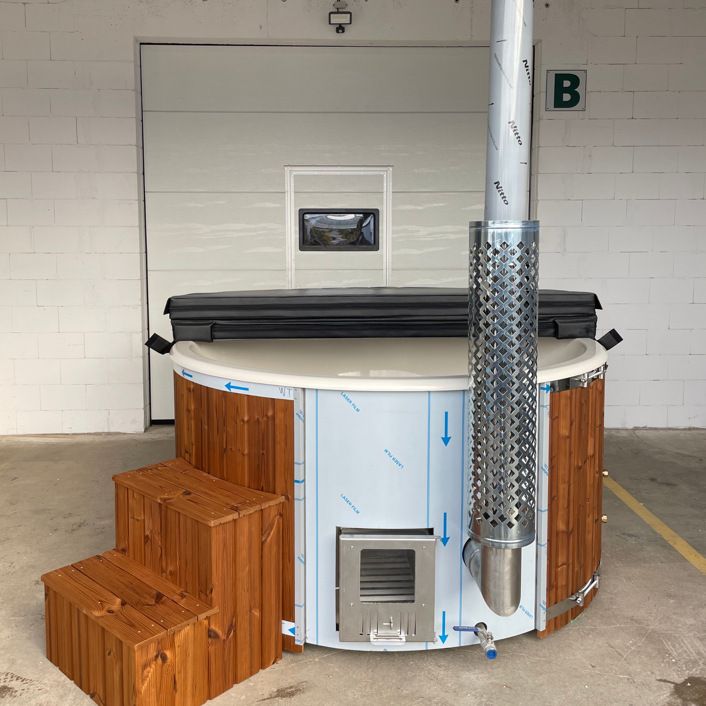 Hottub tot 4 personen met interne houtkachel -200cm