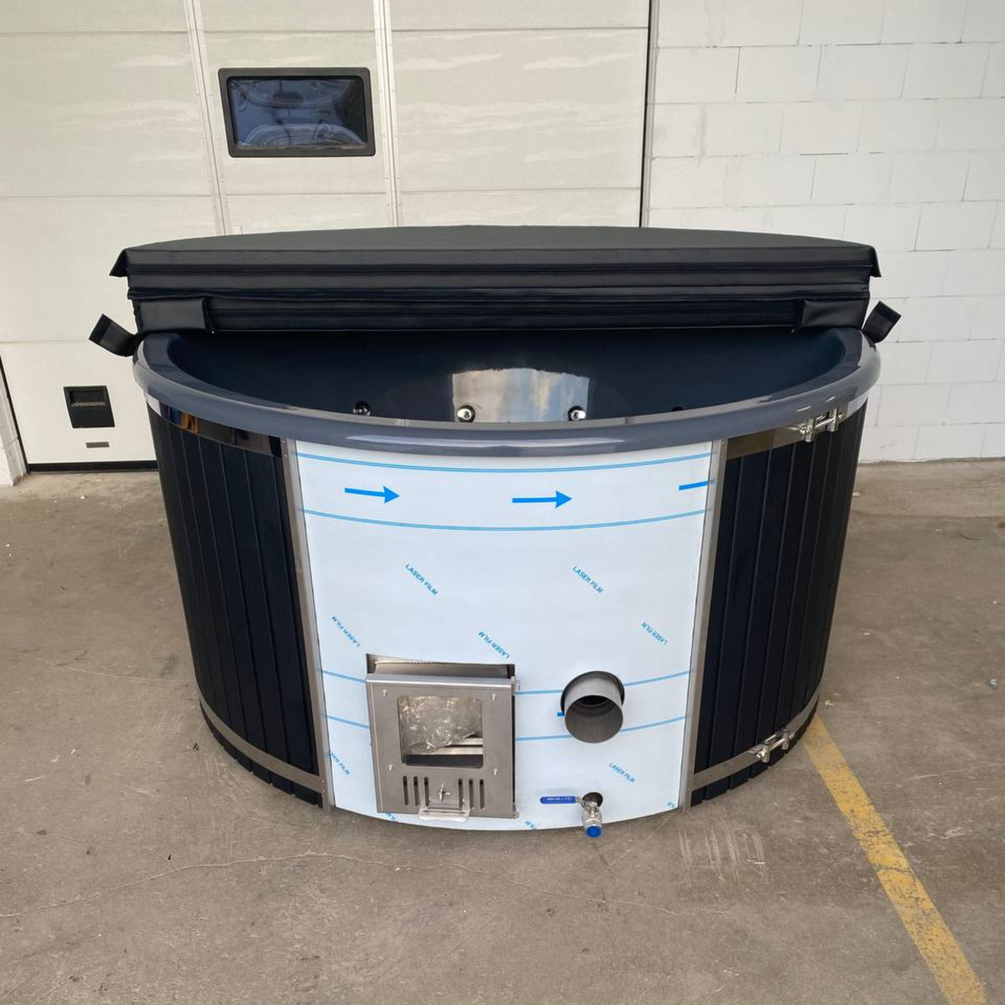 Hottub tot 6 personen met interne houtkachel